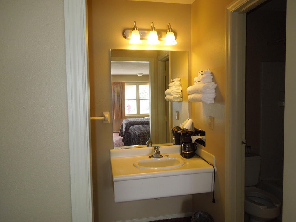 Americas Best Value Inn Чилликоти Экстерьер фото